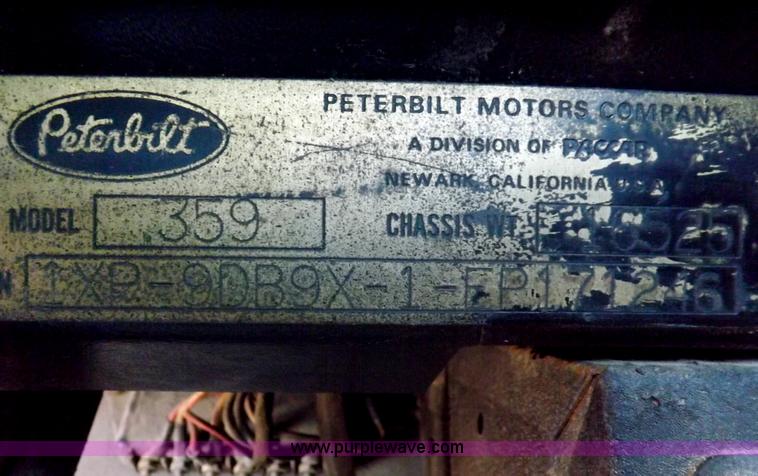 image for item H7012 1984 Peterbilt 359 semi truck