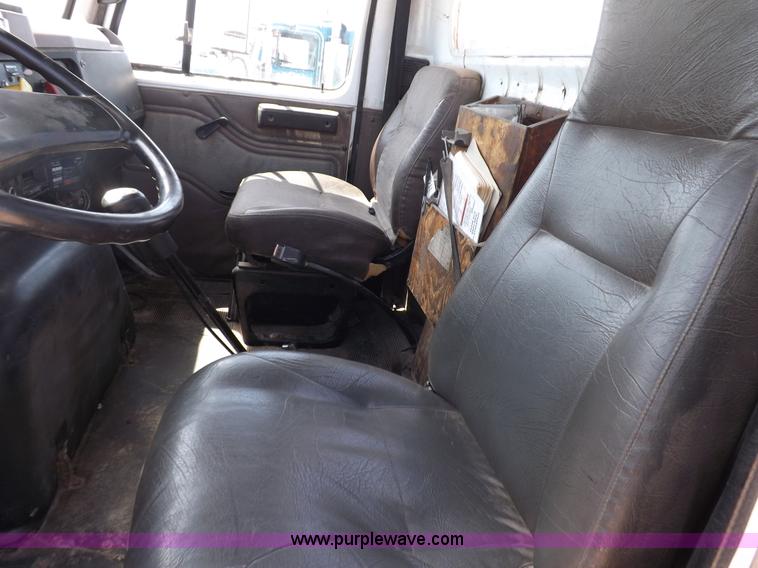 image for item H7014 1997 International 8200 semi truck