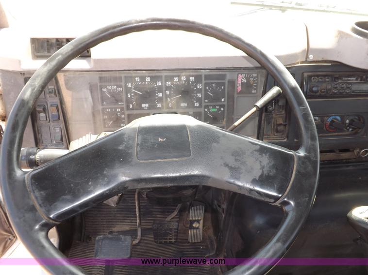 image for item H7014 1997 International 8200 semi truck