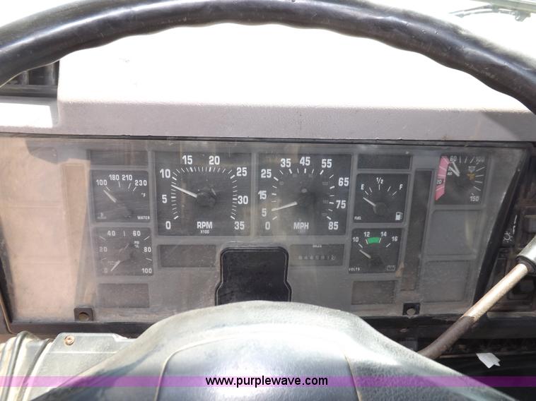 image for item H7014 1997 International 8200 semi truck