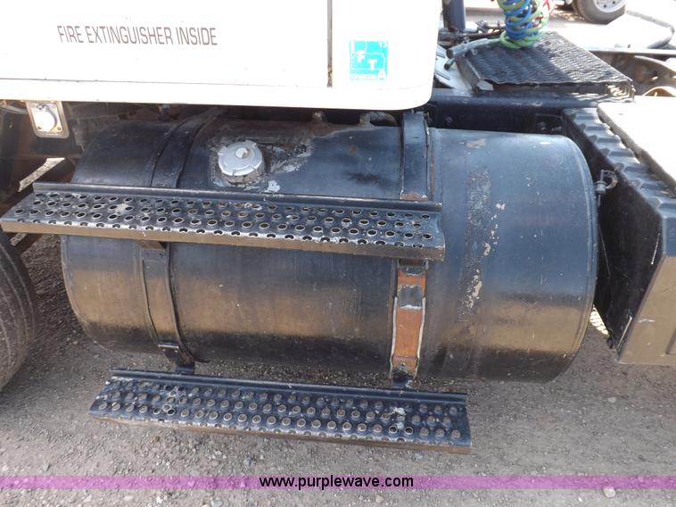 image for item H7014 1997 International 8200 semi truck