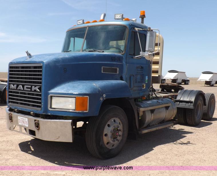 image for item H7015 1994 Mack CH613 semi truck
