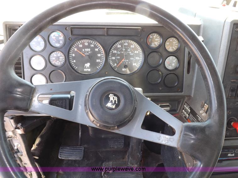 image for item H7015 1994 Mack CH613 semi truck