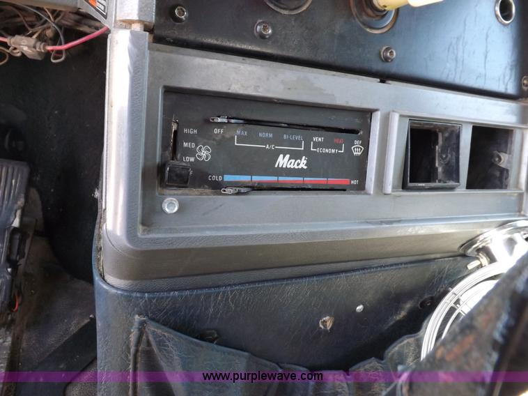 image for item H7015 1994 Mack CH613 semi truck