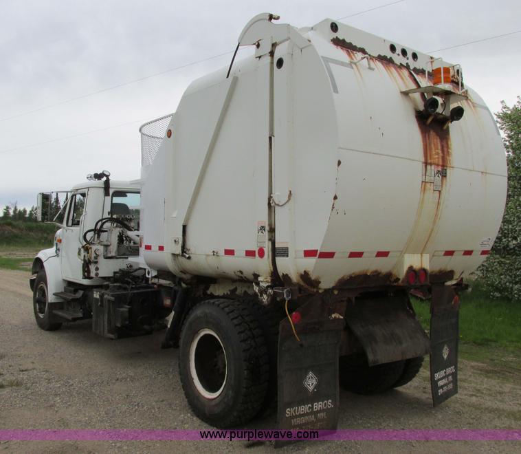 image for item A8534 2004 Heil Rapid Rail refuse truck body