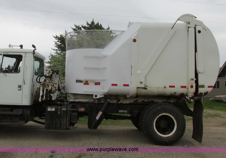 image for item A8534 2004 Heil Rapid Rail refuse truck body