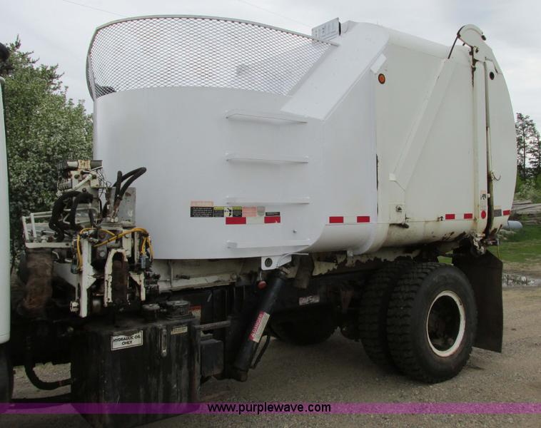 image for item A8534 2004 Heil Rapid Rail refuse truck body