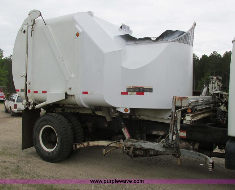 image for item A8534 2004 Heil Rapid Rail refuse truck body