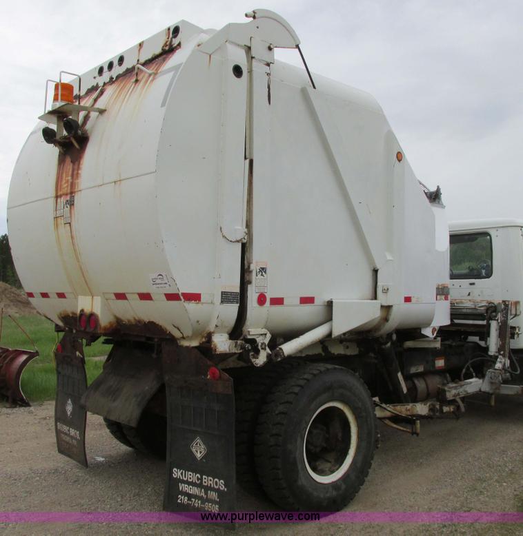 image for item A8534 2004 Heil Rapid Rail refuse truck body