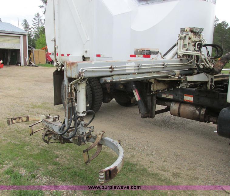 image for item A8534 2004 Heil Rapid Rail refuse truck body