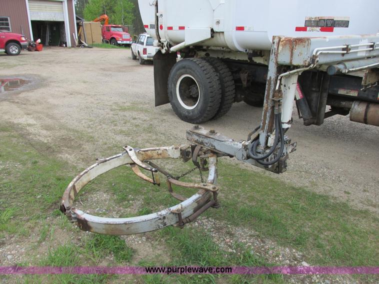 image for item A8534 2004 Heil Rapid Rail refuse truck body