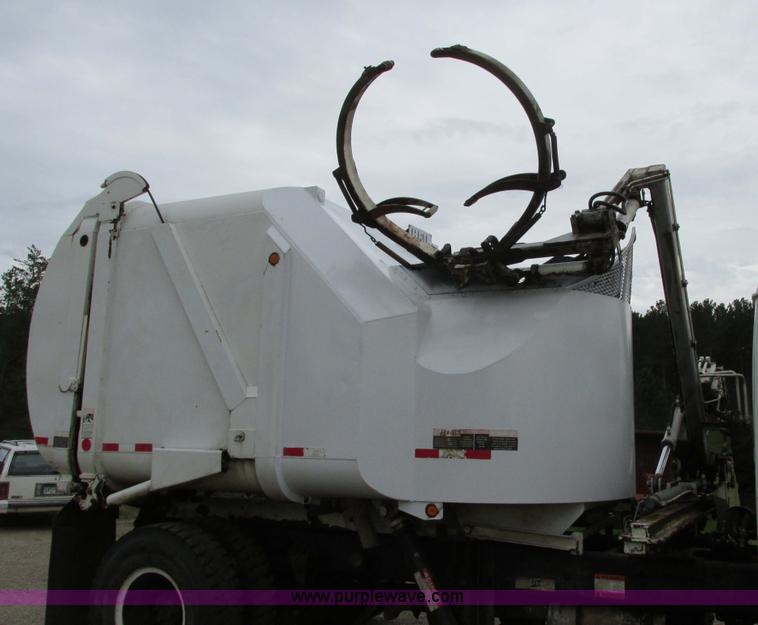 image for item A8534 2004 Heil Rapid Rail refuse truck body