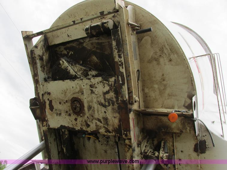 image for item A8534 2004 Heil Rapid Rail refuse truck body