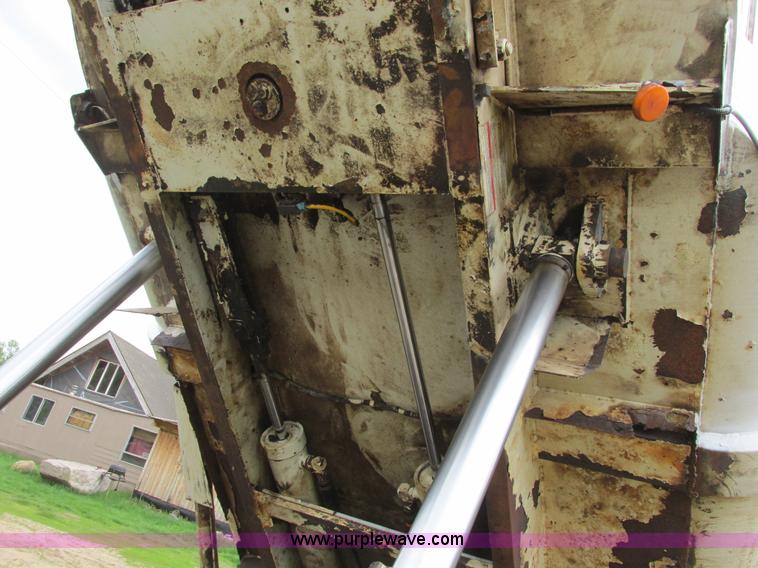 image for item A8534 2004 Heil Rapid Rail refuse truck body