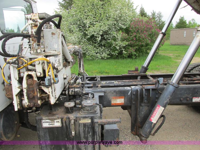 image for item A8534 2004 Heil Rapid Rail refuse truck body