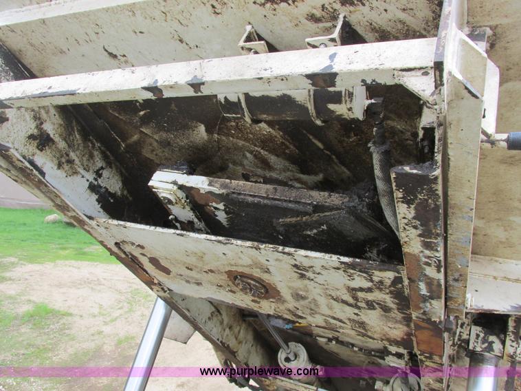 image for item A8534 2004 Heil Rapid Rail refuse truck body