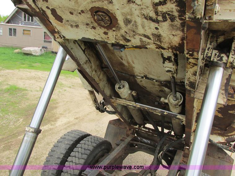 image for item A8534 2004 Heil Rapid Rail refuse truck body