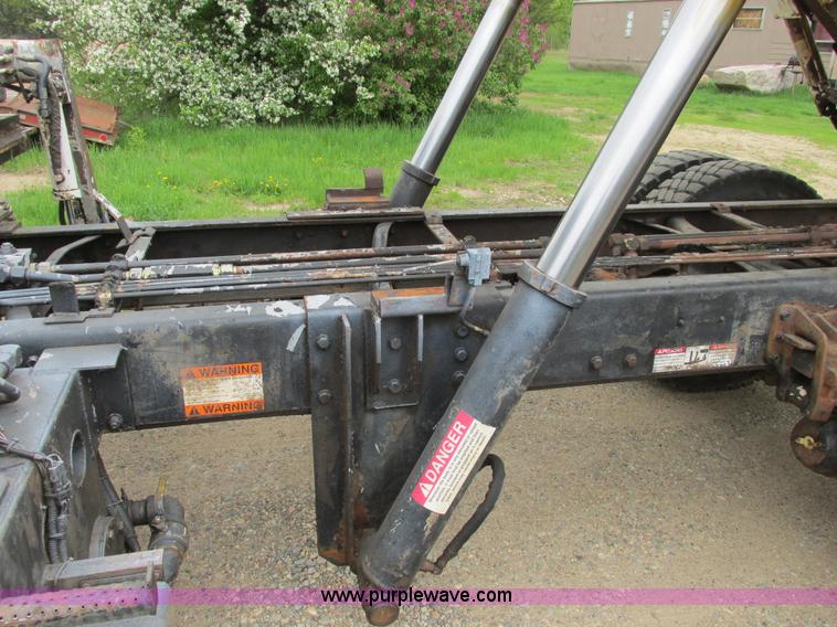 image for item A8534 2004 Heil Rapid Rail refuse truck body