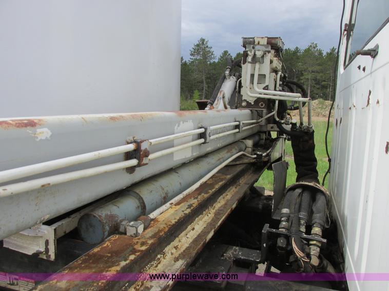 image for item A8534 2004 Heil Rapid Rail refuse truck body