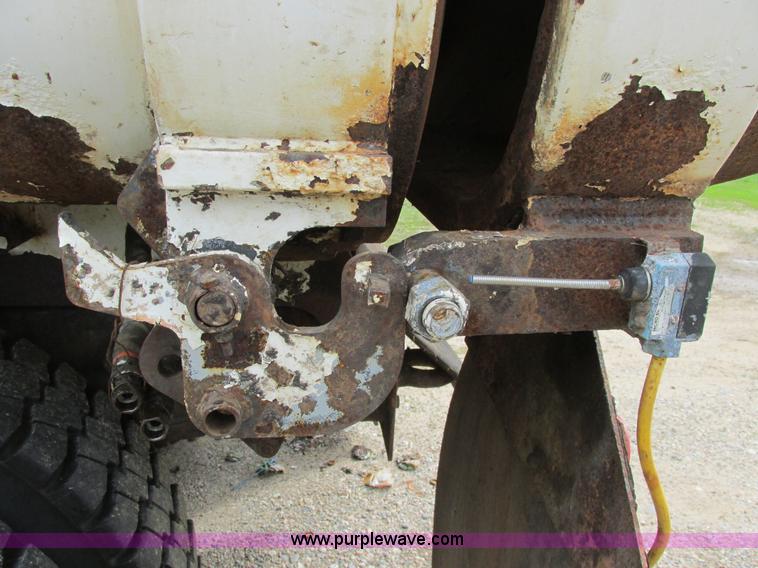 image for item A8534 2004 Heil Rapid Rail refuse truck body