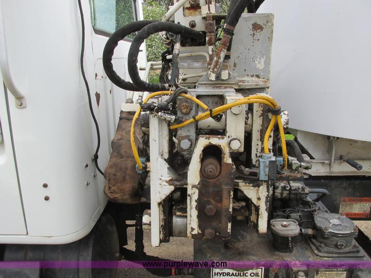 image for item A8534 2004 Heil Rapid Rail refuse truck body