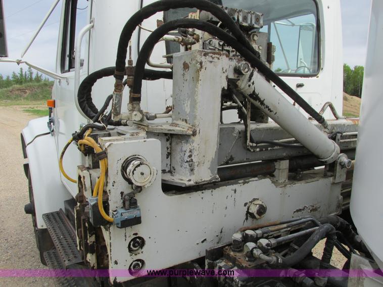 image for item A8534 2004 Heil Rapid Rail refuse truck body