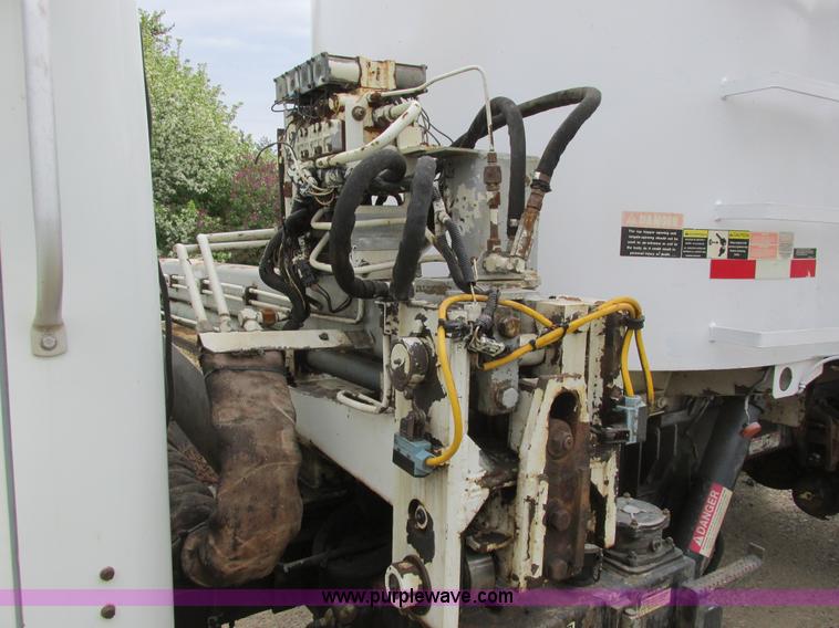 image for item A8534 2004 Heil Rapid Rail refuse truck body
