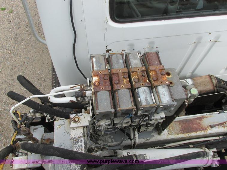 image for item A8534 2004 Heil Rapid Rail refuse truck body