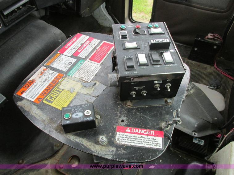 image for item A8534 2004 Heil Rapid Rail refuse truck body