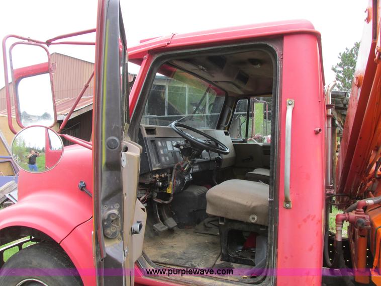image for item A8535 1990 International 4700 boom truck