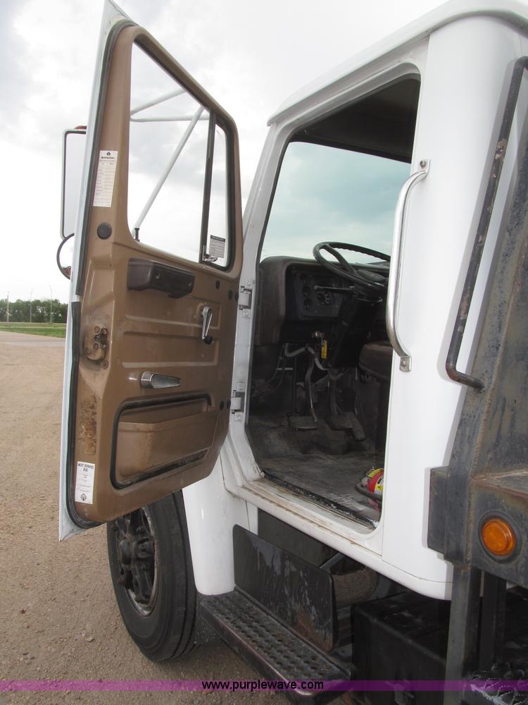 image for item B5494 1988 International 1754 flatbed truck