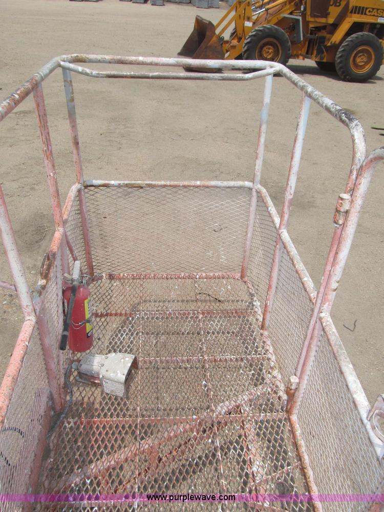 image for item B5498 1999 JLG 40H telescoping boom lift