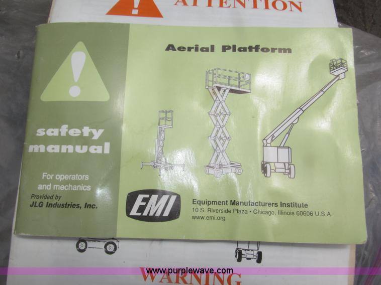 image for item B5498 1999 JLG 40H telescoping boom lift