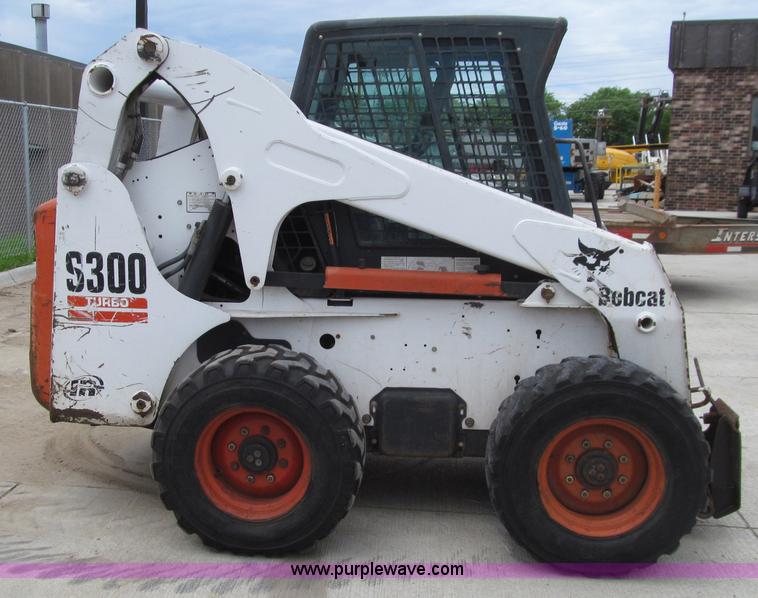image for item D7428 2002 Bobcat S300 skid steer