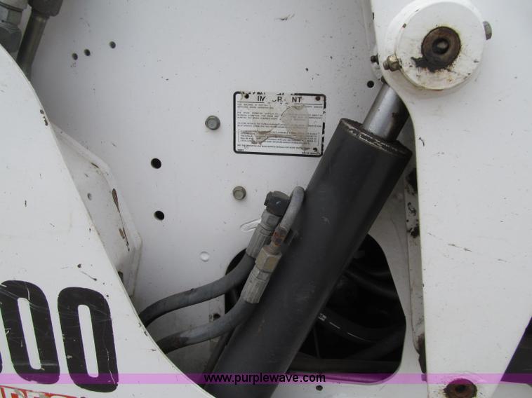 image for item D7428 2002 Bobcat S300 skid steer
