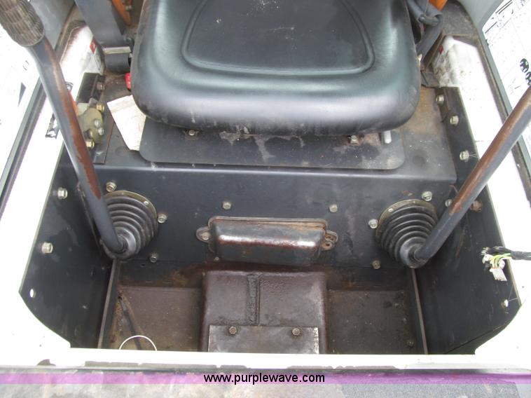 image for item D7428 2002 Bobcat S300 skid steer