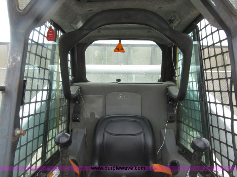 image for item D7428 2002 Bobcat S300 skid steer