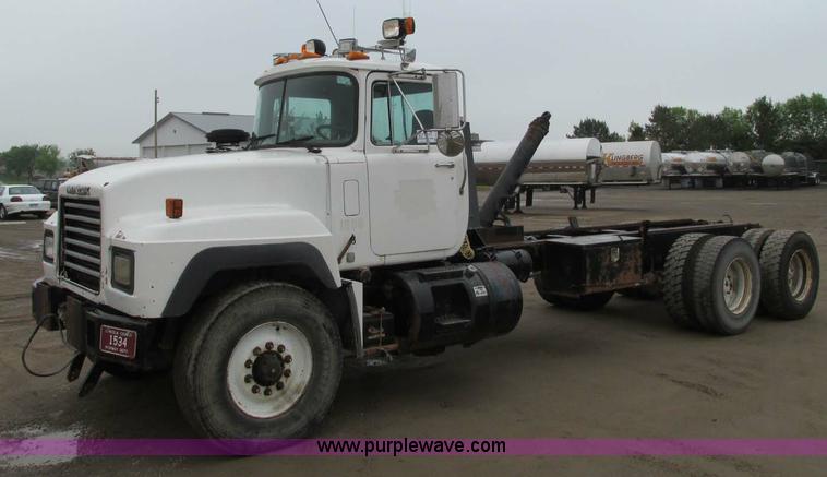 image for item E5145 1994 Mack RD690S truck cab and chassis