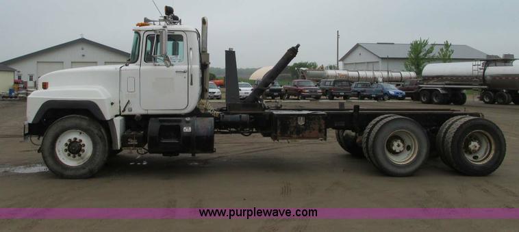 image for item E5145 1994 Mack RD690S truck cab and chassis