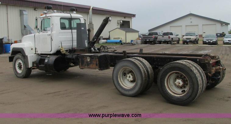 image for item E5145 1994 Mack RD690S truck cab and chassis