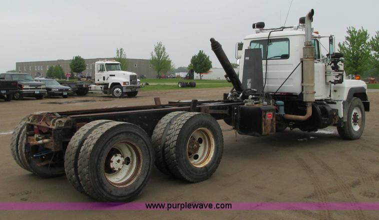 image for item E5145 1994 Mack RD690S truck cab and chassis