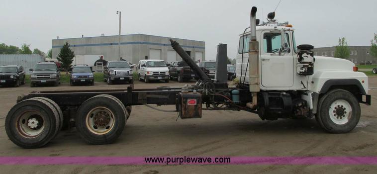 image for item E5145 1994 Mack RD690S truck cab and chassis