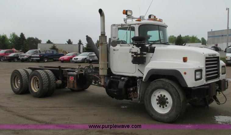 image for item E5145 1994 Mack RD690S truck cab and chassis