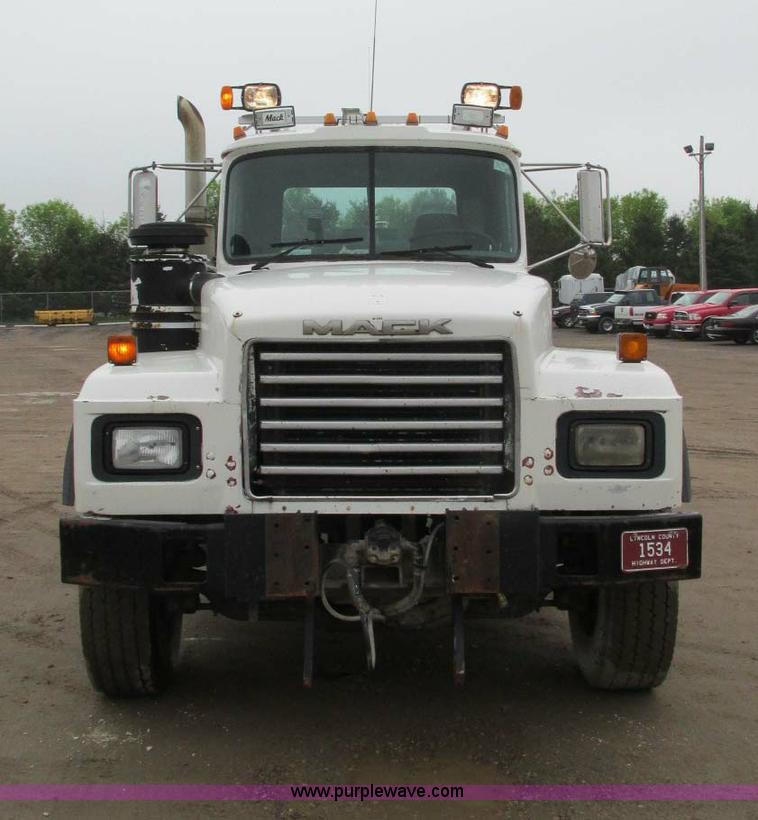 image for item E5145 1994 Mack RD690S truck cab and chassis