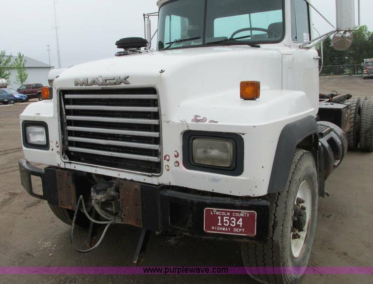 image for item E5145 1994 Mack RD690S truck cab and chassis