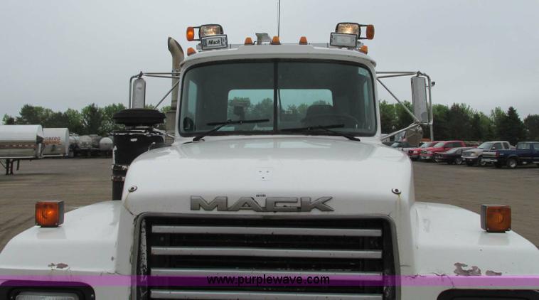 image for item E5145 1994 Mack RD690S truck cab and chassis