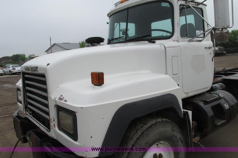 image for item E5145 1994 Mack RD690S truck cab and chassis