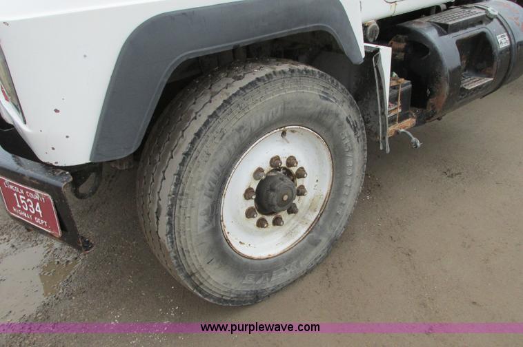 image for item E5145 1994 Mack RD690S truck cab and chassis