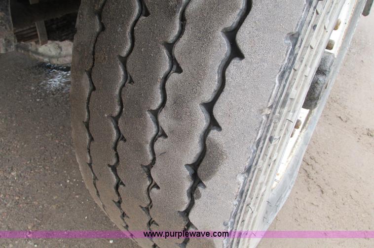 image for item E5145 1994 Mack RD690S truck cab and chassis