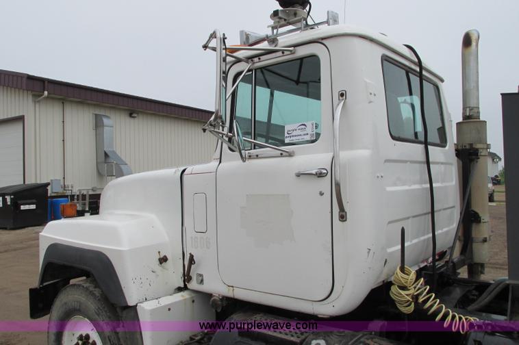 image for item E5145 1994 Mack RD690S truck cab and chassis